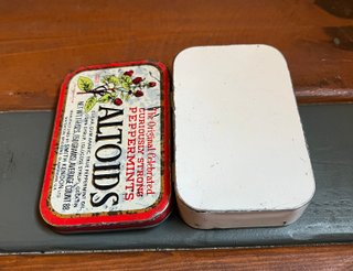 ANTIGUA CAJITA METÁLICA VACÍA ALTOIDS