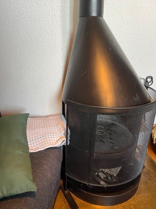 Chimenea de leña Traforart Negra/Dorada