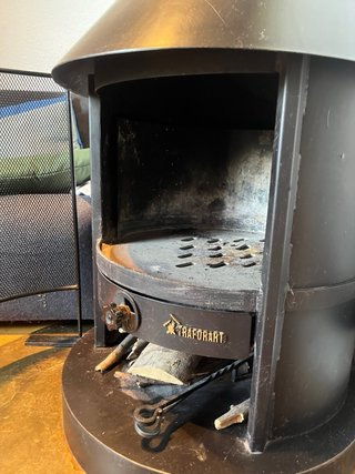 Chimenea de leña Traforart Negra/Dorada