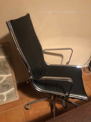 Mesa y sillas de oficina