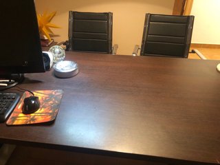 Mesa y sillas de oficina
