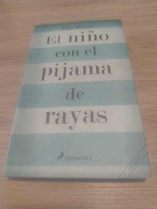 El niño con el pijama de rayas
