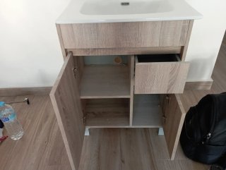 Mueble de baño con lavabo y toallero