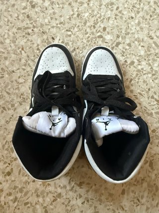 Zapatillas casuales negras y blancas