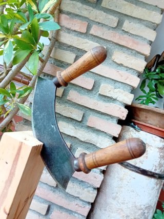 Tajamata Antigua con sello hacha