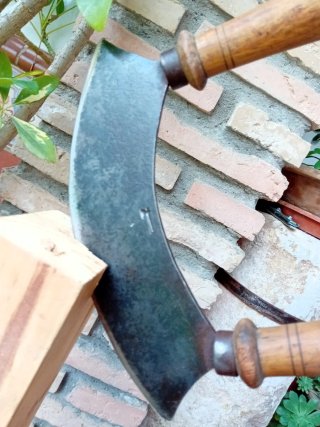 Tajamata Antigua con sello hacha