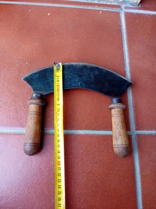 Tajamata Antigua con sello hacha