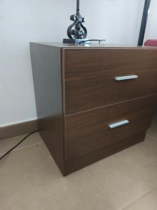 2 Mesitas de noche de madera con 2 cajones.