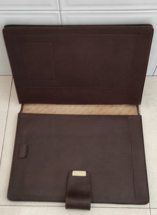 Portadocumentos de cuero marrón