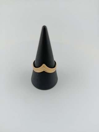 Anillo dorado con diseño en V