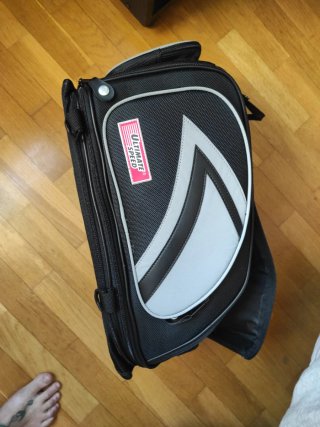 Bolsa sobre depósito moto negra