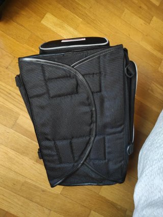 Bolsa sobre depósito moto negra
