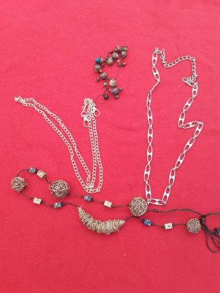 Collezione di collane e bracciali