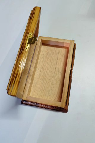 Caja de madera artesanal con cierre