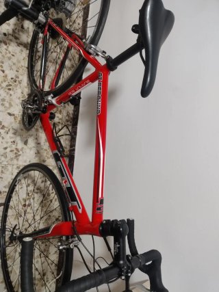 Bicicleta de carretera roja