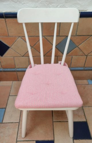 Mesa y 2 sillas con cojines y ropa.RecogidaSevilla