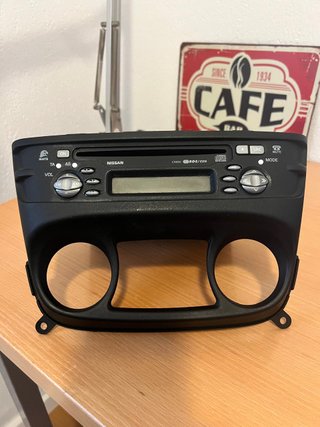 Radio Nissan Almera con frente sin pin