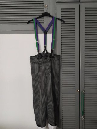 Pantalón campero gris con tirantes morados