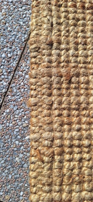 Alfombra de yute beige y marrón