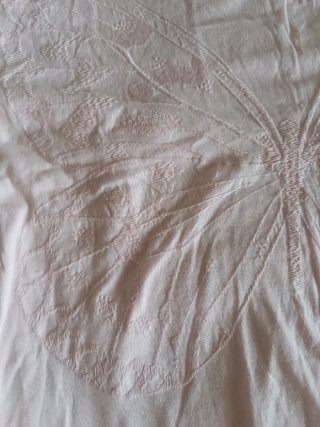 Camiseta Oysho rosa con mariposa