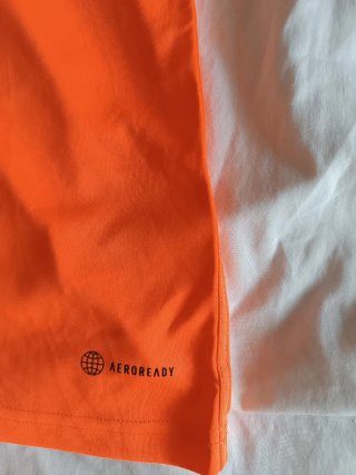 Camiseta Adidas Naranja con Rayas Negras