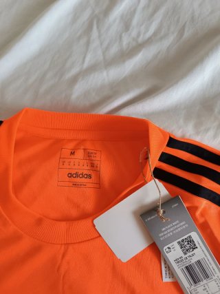 Camiseta Adidas Naranja con Rayas Negras