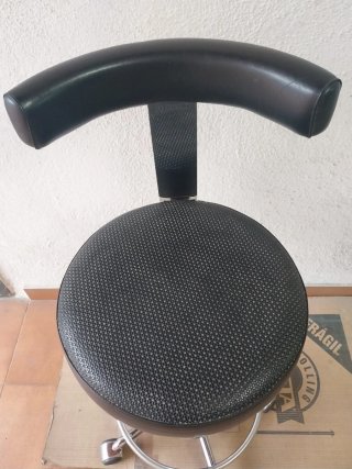 Taburete trabajo dentista estética negro y cromado