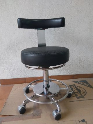Taburete trabajo dentista estética negro y cromado