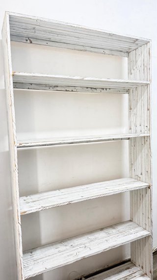 Estanterías de madera blancas y grises