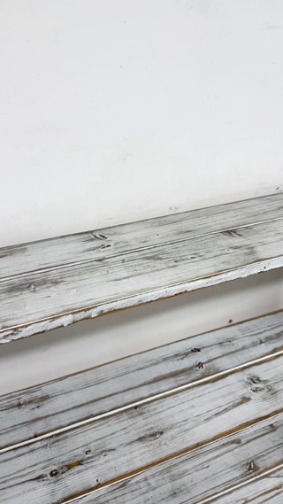 Estanterías de madera blancas y grises
