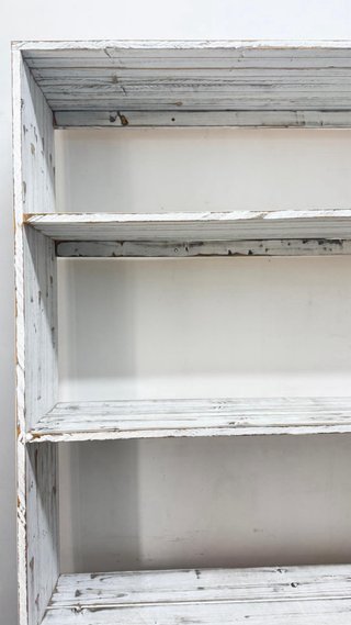 Estanterías de madera blancas y grises
