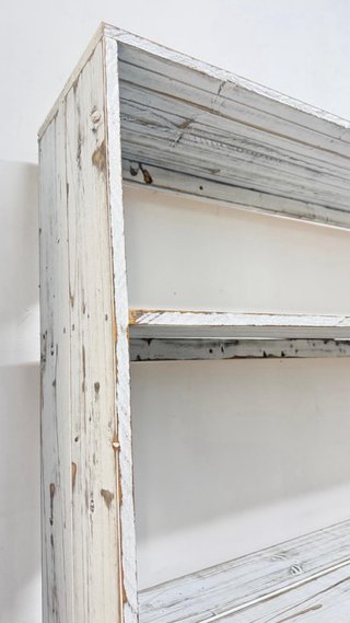 Estanterías de madera blancas y grises