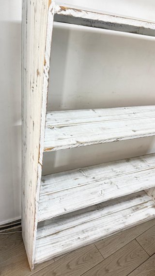 Estanterías de madera blancas y grises