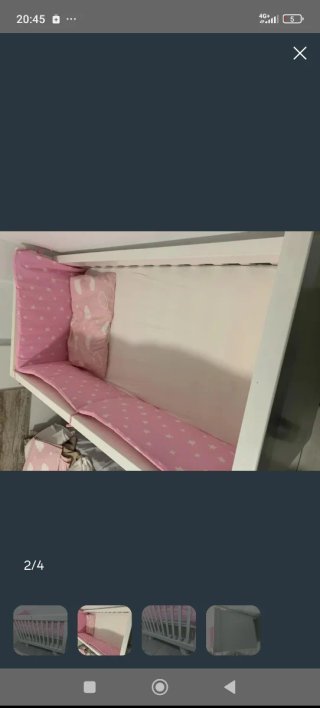 Cuna de bebé blanca con detalles rosas