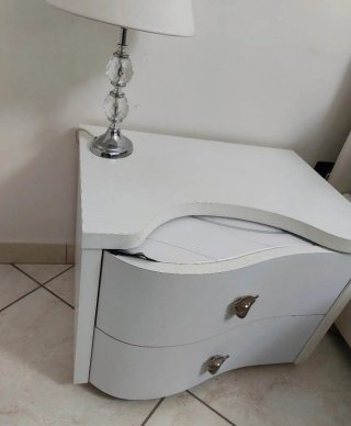 Comodino/Comò bianco con maniglie