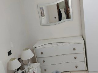 Comodino/Comò bianco con maniglie