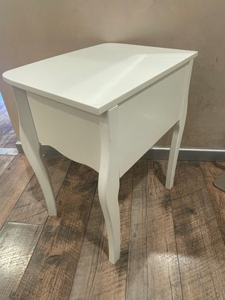 Mobiletto in legno bianco