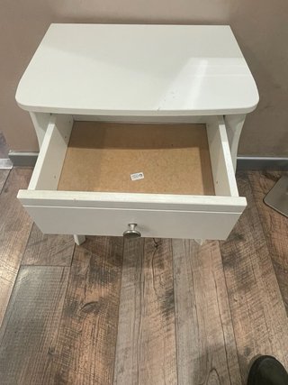 Mobiletto in legno bianco