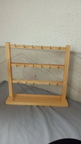 Expositor de madera con ganchos