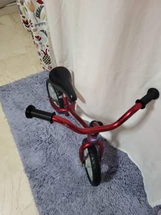 Bicicleta de equilibrio roja