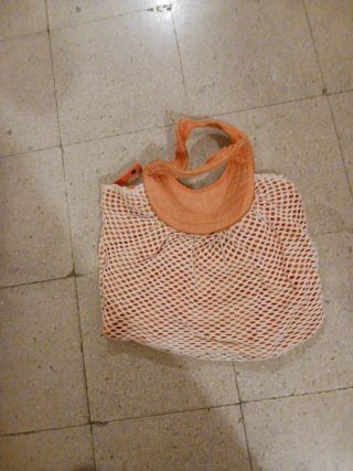 Bolso rojo y marrón