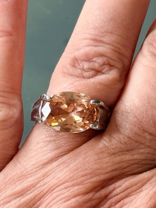 Anello moderno con pietra arancione