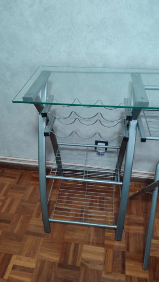 Mesa de bar con silla y botellero. Desayunador.