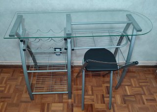 Mesa de bar con silla y botellero. Desayunador.