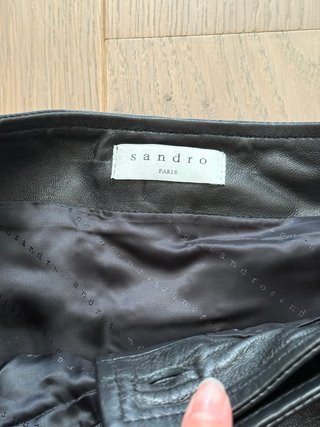 Falda de cuero Sandro negra con volantes