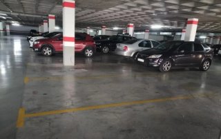 Amplia plaza de garaje, para coche y moto.
