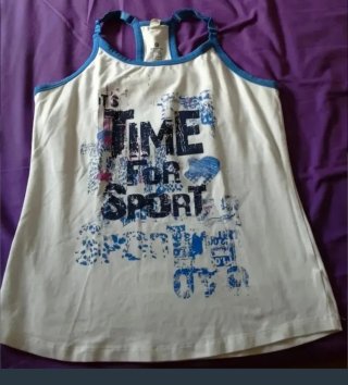 Camiseta deportiva blanca y azul