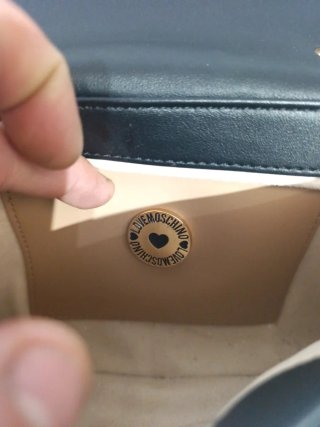 Borsetta Love Moschino nera con logo M oro