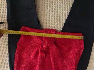 Top rojo con lazada y pantalón azul efecto cuero