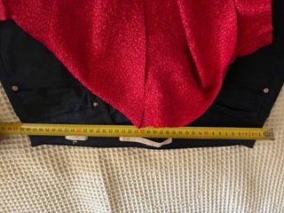 Top rojo con lazada y pantalón azul efecto cuero